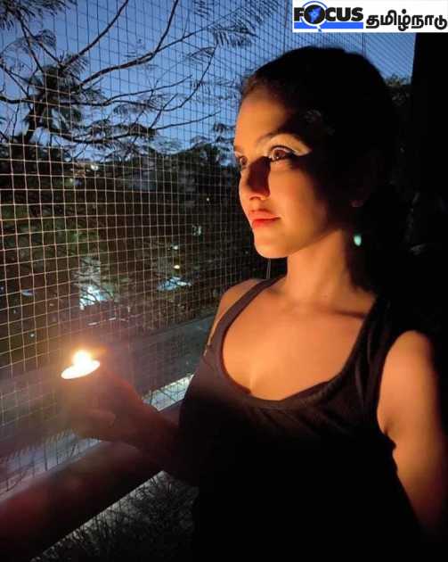 Sunny Leone light lamp